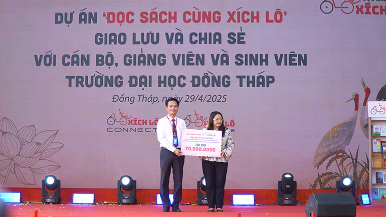 Văn phòng điều phối Dự án Đọc sách cùng Xích Lô trao tặng 100 suất học bổng cho sinh viên Trường đại học Đồng Tháp. Văn phòng điều phối Dự án Đọc sách cùng Xích Lô trao tặng 100 suất học bổng cho sinh viên Trường đại học Đồng Tháp.
