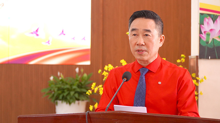 Phó Chủ tịch, Tổng Thư ký, phụ trách điều hành hoạt động của Hội Chữ thập đỏ Việt Nam Nguyễn Hải Anh phát biểu tại buổi lễ. (Ảnh: HỮU NGHĨA)