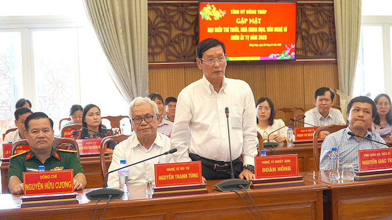 Nghệ sĩ nhiếp ảnh Đoàn Hồng phát biểu tại buổi họp mặt. (Ảnh: HỮU NGHĨA)