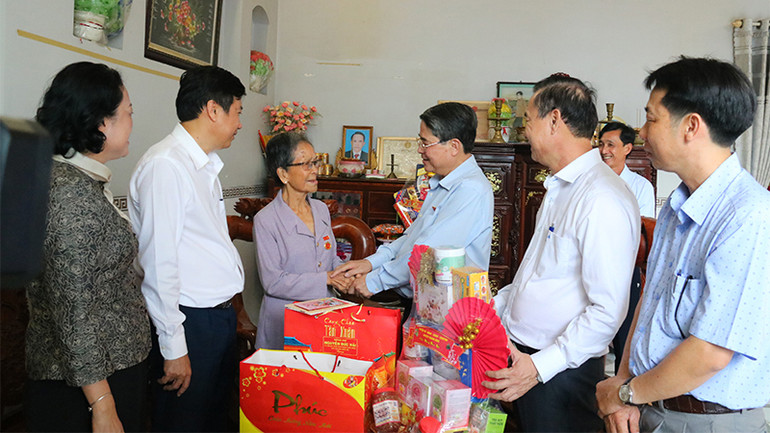 Phó Chủ tịch Quốc hội cùng đoàn công tác đã thăm, chúc Tết gia đình cụ Nguyễn Thị Tiếu.
