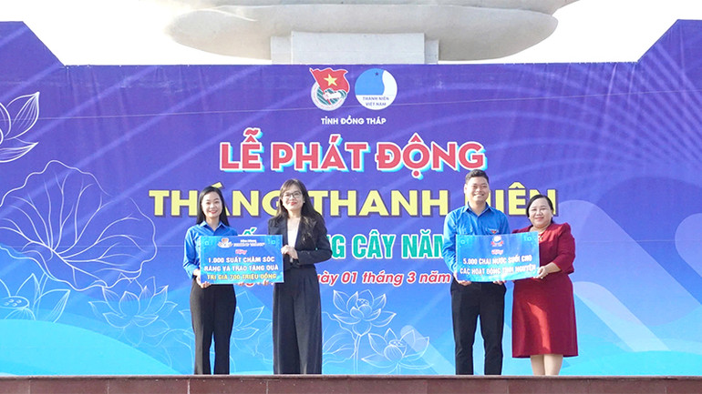 Các doanh nghiệp trao bảng tượng trưng tặng nước suối, suất khám răng và trao quà. (Ảnh: NHƯ ANH)