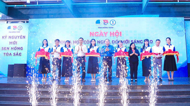 Đại biểu thực hiện nghi thức cắt băng khai mạc ngày hội. (Ảnh: HỮU NGHĨA)