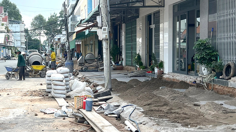 Công trình cải tạo vỉa hè đường Phạm Ngũ Lão đang được đẩy nhanh tiến độ. (Ảnh: HỮU NGHĨA) Công trình cải tạo vỉa hè đường Phạm Ngũ Lão đang được đẩy nhanh tiến độ. (Ảnh: HỮU NGHĨA)