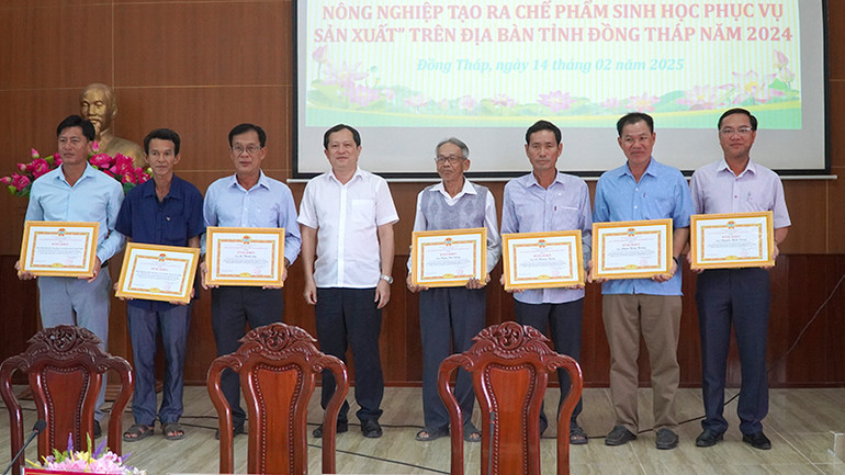 Trao Bằng khen của Hội Nông dân tỉnh tặng 2 tập thể và 5 cá nhân có thành tích xuất sắc trong thực hiện mô hình. (Ảnh: HỮU NGHĨA)