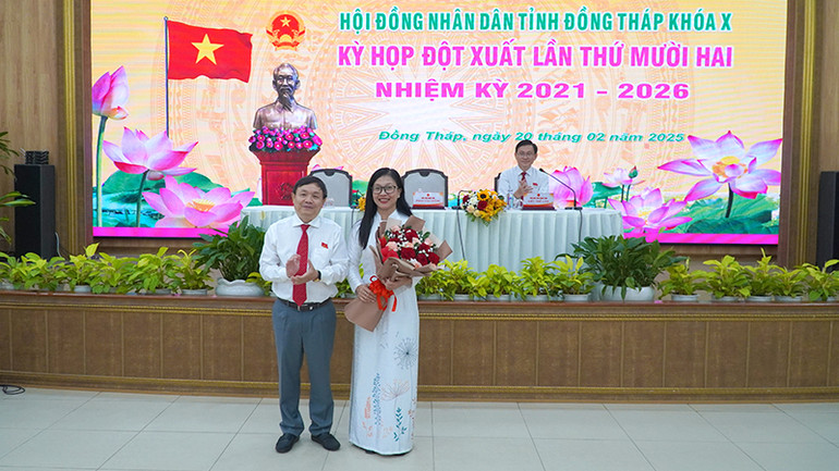 Phó Bí thư Thường trực Tỉnh ủy, Chủ tịch Hội đồng nhân dân tỉnh Đồng Tháp Phan Văn Thắng tặng hoa đồng chí Nguyễn Thị Kim Tuyến, Ủy viên Ban Thường vụ Tỉnh ủy, Trưởng Ban Tuyên giáo và Dân vận Tỉnh ủy Đồng Tháp. (Ảnh: HỮU NGHĨA)
