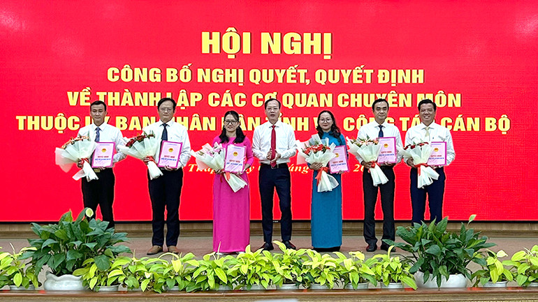 Quyền Chủ tịch Ủy ban nhân dân tỉnh Đồng Tháp Trần Trí Quang trao quyết định bổ nhiệm Giám đốc các sở, ngành tỉnh. (Ảnh: HỮU NGHĨA)