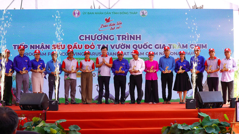 Bí thư Tỉnh ủy Đồng Tháp Lê Quốc Phong tặng quà nhân dịp ra mắt Đội Tuyên truyền bảo vệ sếu đầu đỏ và các loài chim hoang dã tại Vườn quốc gia Tràm Chim. (Ảnh: HỮU NGHĨA) Bí thư Tỉnh ủy Đồng Tháp Lê Quốc Phong tặng quà nhân dịp ra mắt Đội Tuyên truyền bảo vệ sếu đầu đỏ và các loài chim hoang dã tại Vườn quốc gia Tràm Chim. (Ảnh: HỮU NGHĨA)