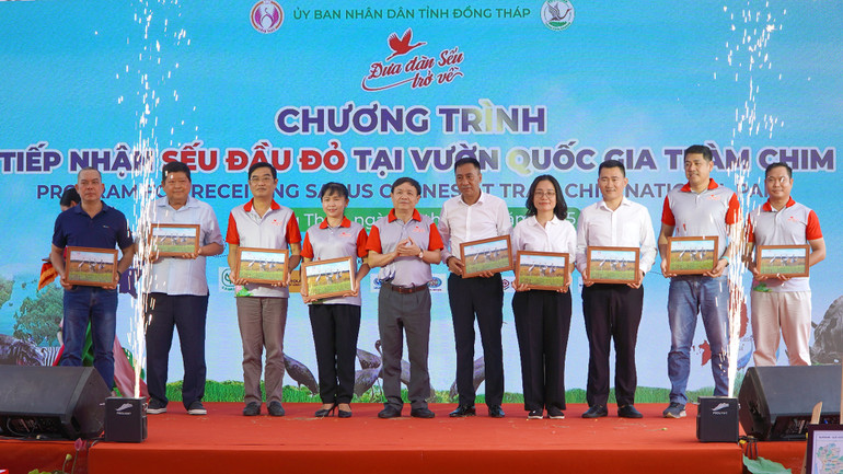 Phó Bí thư Thường trực Tỉnh ủy Đồng Tháp Phan Văn Thắng tặng quà lưu niệm cho các đơn vị đồng hành. (Ảnh: HỮU NGHĨA) Phó Bí thư Thường trực Tỉnh ủy Đồng Tháp Phan Văn Thắng tặng quà lưu niệm cho các đơn vị đồng hành. (Ảnh: HỮU NGHĨA)