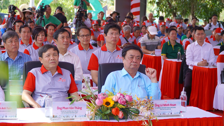 Đại biểu tham dự chương trình. (Ảnh: HỮU NGHĨA) Đại biểu tham dự chương trình. (Ảnh: HỮU NGHĨA)