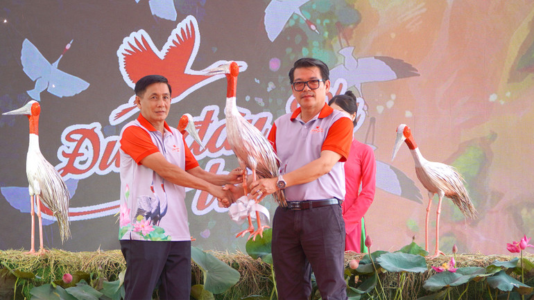 Nghi thức bàn giao sếu. (Ảnh: HỮU NGHĨA) Nghi thức bàn giao sếu. (Ảnh: HỮU NGHĨA)