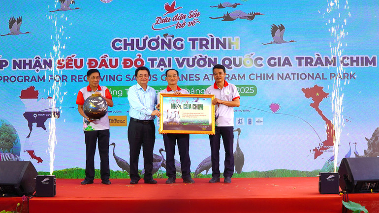 Đồng chí Lê Minh Hoan, Phó Chủ tịch Quốc hội tặng quà cho Vườn quốc gia Tràm Chim. (Ảnh: HỮU NGHĨA) Đồng chí Lê Minh Hoan, Phó Chủ tịch Quốc hội tặng quà cho Vườn quốc gia Tràm Chim. (Ảnh: HỮU NGHĨA)