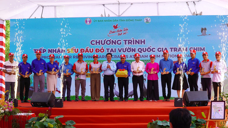 Đồng chí Lê Minh Hoan, Phó Chủ tịch Quốc hội tặng quà là các quyển sách nhân dịp ra mắt Đội Tuyên truyền bảo vệ sếu đầu đỏ và các loài chim hoang dã. (Ảnh: HỮU NGHĨA) Đồng chí Lê Minh Hoan, Phó Chủ tịch Quốc hội tặng quà là các quyển sách nhân dịp ra mắt Đội Tuyên truyền bảo vệ sếu đầu đỏ và các loài chim hoang dã. (Ảnh: HỮU NGHĨA)