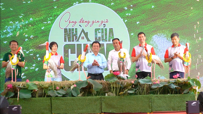 Đồng chí Lê Minh Hoan, Phó Chủ tịch Quốc hội và các đại biểu thực hiện nghi thức công bố đặt tên 6 cá thể sếu. (Ảnh: HỮU NGHĨA) Đồng chí Lê Minh Hoan, Phó Chủ tịch Quốc hội và các đại biểu thực hiện nghi thức công bố đặt tên 6 cá thể sếu. (Ảnh: HỮU NGHĨA)