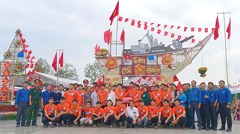 Lãnh đạo thành phố Sa Đéc đến thăm, tặng quà và động viên các tân binh ở các tiểu trại. (Ảnh: HỮU NGHĨA)