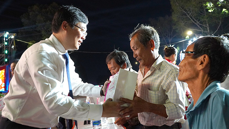 Lãnh đạo tỉnh tri ân Mẹ Việt Nam Anh hùng, Anh hùng Lực lượng vũ trang nhân dân, gia đình có công với cách mạng, cựu chiến binh. (Ảnh: HỮU NGHĨA)