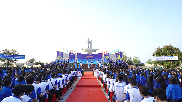 Buổi lễ có hơn 1.600 đoàn viên, thanh niên tham dự. (Ảnh: NHƯ ANH)