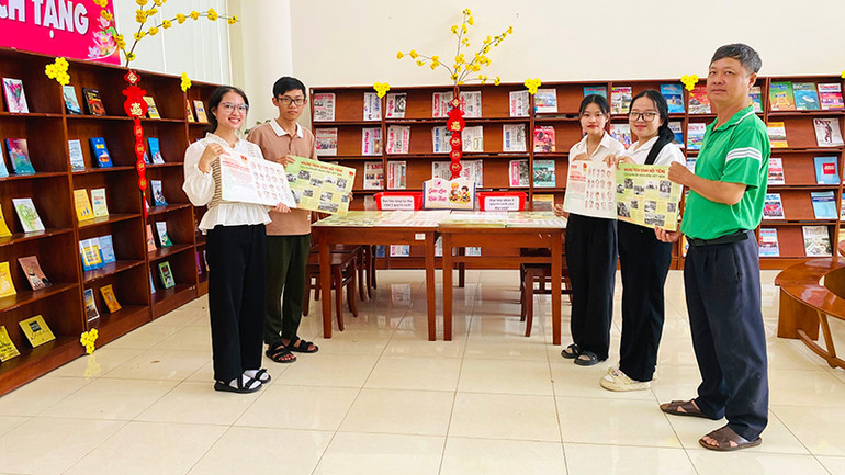 Trao tặng phụ trương đến bạn đọc trẻ. (Ảnh: Thư viện tỉnh Đồng Tháp)