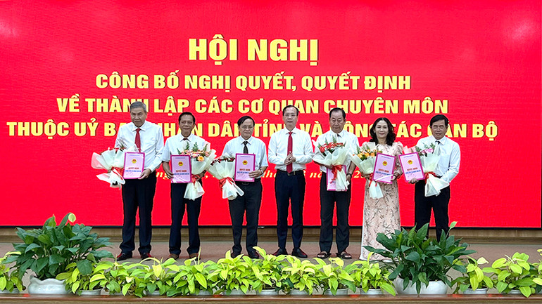 Quyền Chủ tịch Ủy ban nhân dân tỉnh Đồng Tháp Trần Trí Quang trao quyết định nghỉ hưu cho lãnh đạo một số sở, ngành tỉnh. (Ảnh: HỮU NGHĨA)