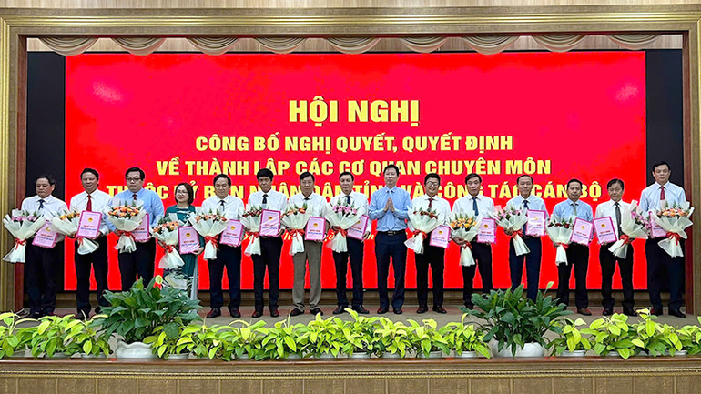 Phó Chủ tịch Ủy ban nhân dân tỉnh Đồng Tháp Huỳnh Minh Tuấn trao quyết định bổ nhiệm Phó Giám đốc các sở. (Ảnh: HỮU NGHĨA)