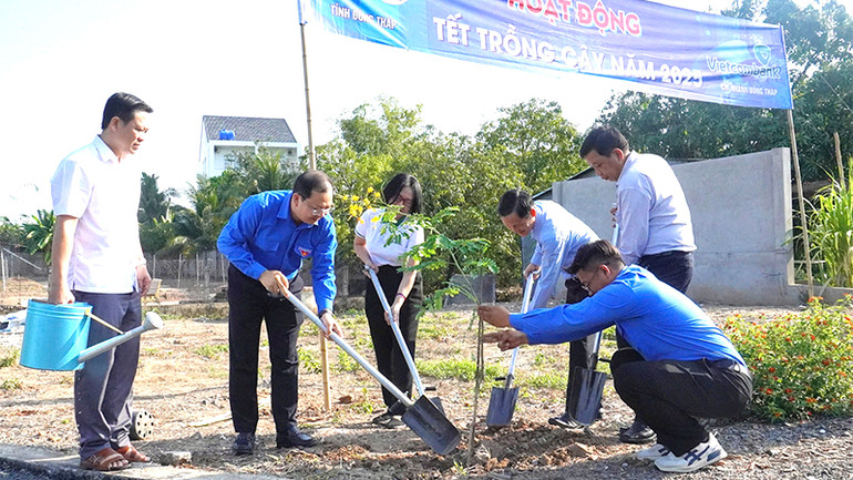 Hoạt động “Tết trồng cây năm 2025 - Đời đời nhớ ơn Bác Hồ” tại khuôn viên Tượng đài tập kết ra Bắc. (Ảnh: NHƯ ANH)