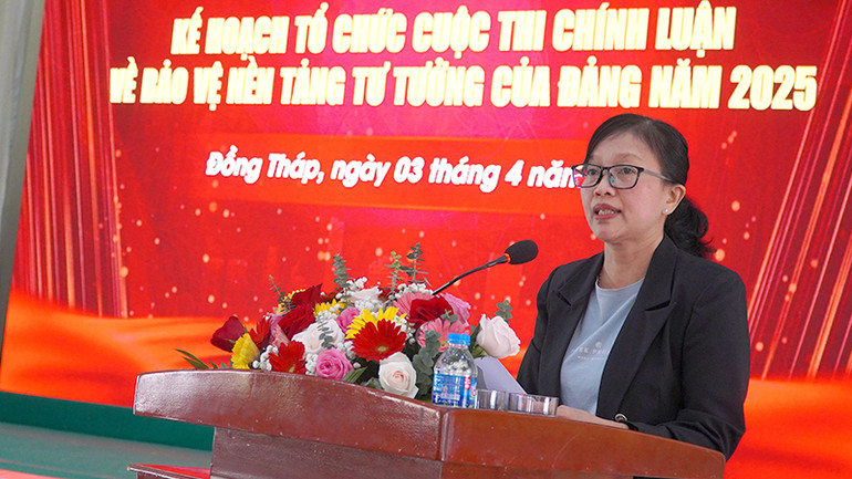 Trưởng Ban Tuyên giáo và Dân vận Tỉnh ủy Đồng Tháp Nguyễn Thị Kim Tuyến phát động Cuộc thi chính luận về bảo vệ nền tảng tư tưởng của Đảng năm 2025. (Ảnh: HỮU NGHĨA)