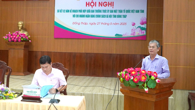 Chủ tịch Ủy ban Mặt trận Tổ quốc Việt Nam tỉnh Đồng Tháp Đinh Văn Dũng phát biểu tại hội nghị. (Ảnh: HỮU NGHĨA)