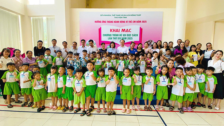 Đại biểu và thiếu nhi tham gia chương trình Hè vui đọc sách chụp ảnh lưu niệm.