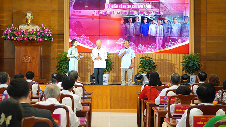 Gương điển hình học tập và làm theo tư tưởng, đạo đức, phong cách Hồ Chí Minh tham gia giao lưu trên sóng truyền hình trực tiếp. (Ảnh: HỮU NGHĨA)