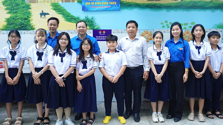 Khánh thành công trình “Cùng em xây dựng nhà vệ sinh thân thiện” tại Trường trung học cơ sở Nguyễn Thị Lựu, phường 4, thành phố Cao Lãnh. (Ảnh: NHƯ ANH)