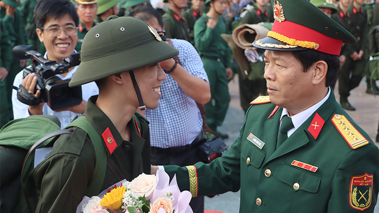 Đại tá Dương Công Sang, Chủ nhiệm Chính trị Quân khu 9, gửi gắm, động viên các tân binh. (Ảnh: NHƯ ANH)
