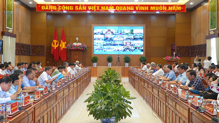 Trưởng Ban Tuyên giáo và Dân vận Tỉnh ủy Đồng Tháp Nguyễn Thị Kim Tuyến hướng dẫn học tập, thảo luận, tuyên truyền thực hiện chuyên đề năm 2025. (Ảnh: HỮU NGHĨA) Trưởng Ban Tuyên giáo và Dân vận Tỉnh ủy Đồng Tháp Nguyễn Thị Kim Tuyến hướng dẫn học tập, thảo luận, tuyên truyền thực hiện chuyên đề năm 2025. (Ảnh: HỮU NGHĨA)