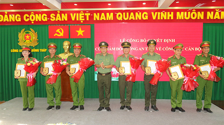 Đại tá Nguyễn Văn Hiểu, Giám đốc Công an tỉnh Đồng Tháp, trao quyết định nghỉ công tác chờ hưu đối với các đồng chí lãnh đạo công an cấp phòng và cấp huyện. (Ảnh: TẤN ĐẠT)