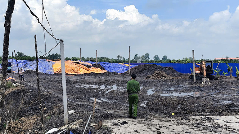 Lực lượng công an tiến hành kiểm tra chất thải rắn tại Công ty trách nhiệm hữu hạn Thương mại Dịch vụ Nông nghiệp Đ.L. (Ảnh: Công an cung cấp)