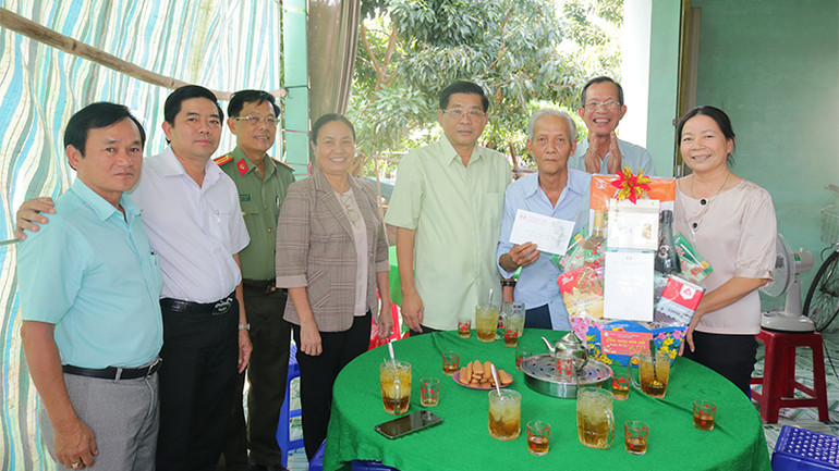 Đại tá Nguyễn Văn Hiểu, Giám đốc Công an tỉnh Đồng Tháp và Bí thư Huyện ủy Tháp Mười Trần Thị Quý đến thăm và chúc Tết gia đình ông Nguyễn Văn Hồng. (Ảnh: PHƯỚC THANH)