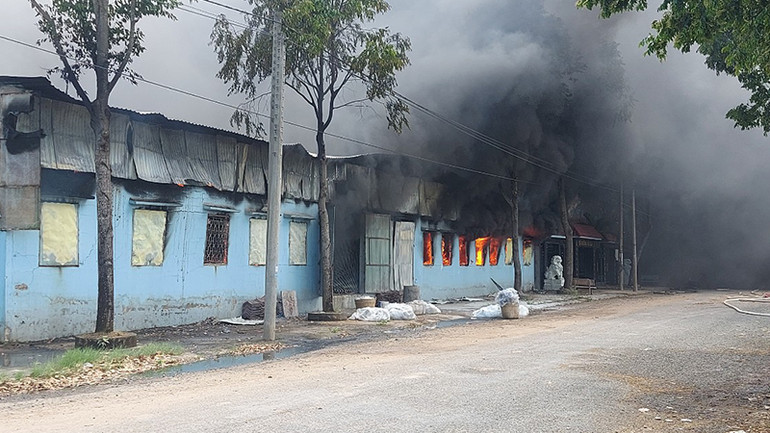 Do gió lớn, đám cháy bùng phát mạnh.