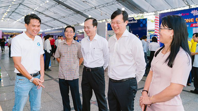 Bí thư Tỉnh ủy Đồng Tháp Lê Quốc Phong (đứng thứ 2 từ phải sang), Chủ tịch Ủy ban nhân dân tỉnh Đồng Tháp Trần Trí Quang (đứng thứ 3 từ phải sang) tham quan các gian hàng trưng bày sản phẩm công nghệ. (Ảnh: NHƯ ANH) Bí thư Tỉnh ủy Đồng Tháp Lê Quốc Phong (đứng thứ 2 từ phải sang), Chủ tịch Ủy ban nhân dân tỉnh Đồng Tháp Trần Trí Quang (đứng thứ 3 từ phải sang) tham quan các gian hàng trưng bày sản phẩm công nghệ. (Ảnh: NHƯ ANH)