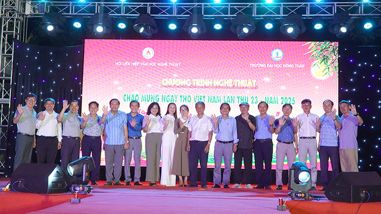 Các đại biểu, văn nghệ sĩ chụp ảnh lưu niệm. (Ảnh: HỮU NGHĨA)