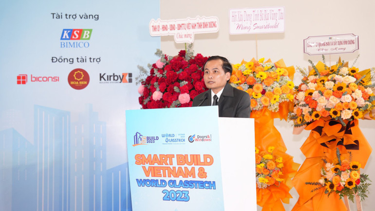 Phó Giám đốc Sở Xây dựng tỉnh Bình Dương Huỳnh Phạm Tuấn Anh phát biểu ý kiến tại lễ khai mạc triển lãm. Phó Giám đốc Sở Xây dựng tỉnh Bình Dương Huỳnh Phạm Tuấn Anh phát biểu ý kiến tại lễ khai mạc triển lãm.