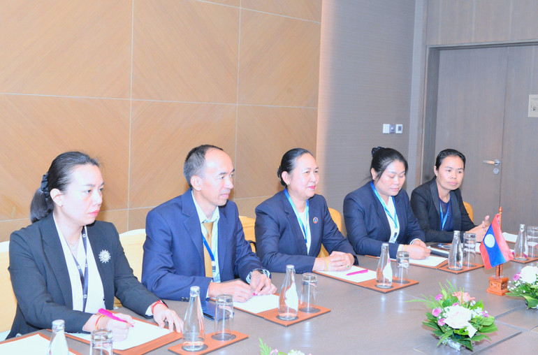 Tổng Thư ký Quốc hội Lào Pingkham Lasasimma cảm ơn sự hỗ trợ của Ban Thư ký, Văn phòng Quốc hội Việt Nam đối với Ban Thư ký Quốc hội Lào trong quá trình tham mưu, phục vụ Quốc hội Lào chuẩn bị tổ chức Hội nghị cấp cao lần này. (Ảnh: quochoi.vn) Tổng Thư ký Quốc hội Lào Pingkham Lasasimma cảm ơn sự hỗ trợ của Ban Thư ký, Văn phòng Quốc hội Việt Nam đối với Ban Thư ký Quốc hội Lào trong quá trình tham mưu, phục vụ Quốc hội Lào chuẩn bị tổ chức Hội nghị cấp cao lần này. (Ảnh: quochoi.vn)