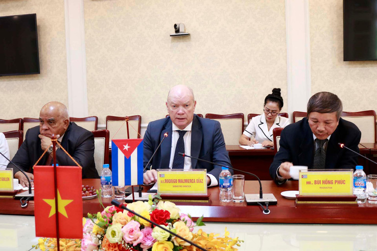 Bộ trưởng Ngoại thương và Đầu tư nước ngoài Cuba Rodrigo Malmierca Diaz phát biểu tại buổi làm việc. Bộ trưởng Ngoại thương và Đầu tư nước ngoài Cuba Rodrigo Malmierca Diaz phát biểu tại buổi làm việc.