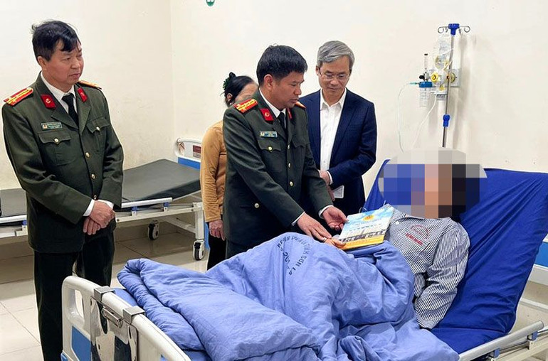 Đồng chí Giám đốc Công an tỉnh Sơn La thăm hỏi, động viên người bị thương trong vụ tai nạn đang điều trị tại Bệnh viện đa khoa tỉnh Sơn La.