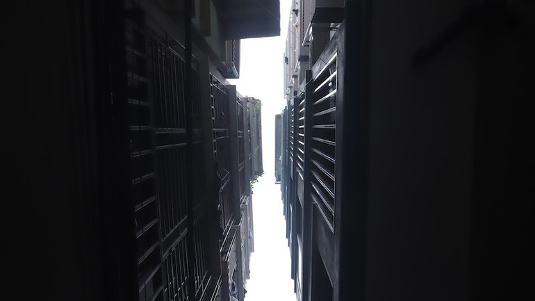 Nhiều cá nhân, tổ chức lợi dụng buông lỏng quản lý, vi phạm pháp luật về xây dựng. (Ảnh: TTXVN)