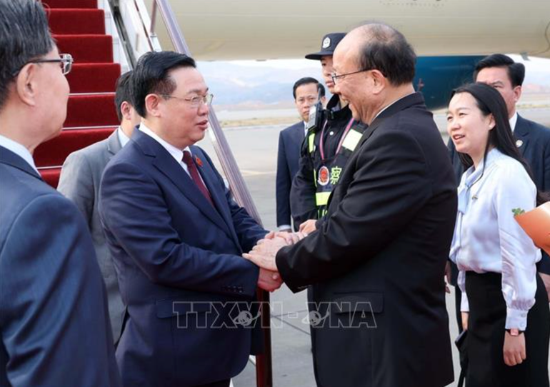 Lãnh đạo tỉnh Vân Nam đón Chủ tịch Quốc hội Vương Đình Huệ tại Sân bay quốc tế Trường Thủy Côn Minh. (Ảnh: TTXVN)