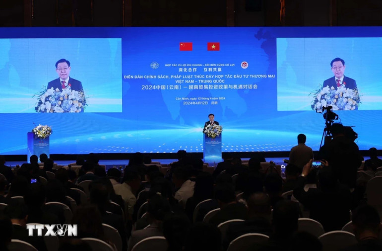 Chủ tịch Quốc hội Vương Đình Huệ phát biểu tại Diễn đàn chính sách, pháp luật thúc đẩy hợp tác đầu tư thương mại Việt Nam-Trung Quốc. Ảnh: TTXVN.