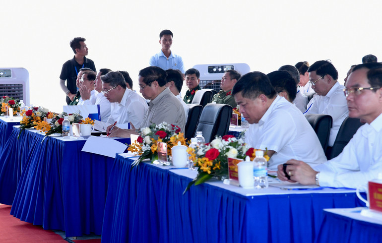 Thủ tướng Phạm Minh Chính và các đại biểu tham dự buổi lễ.