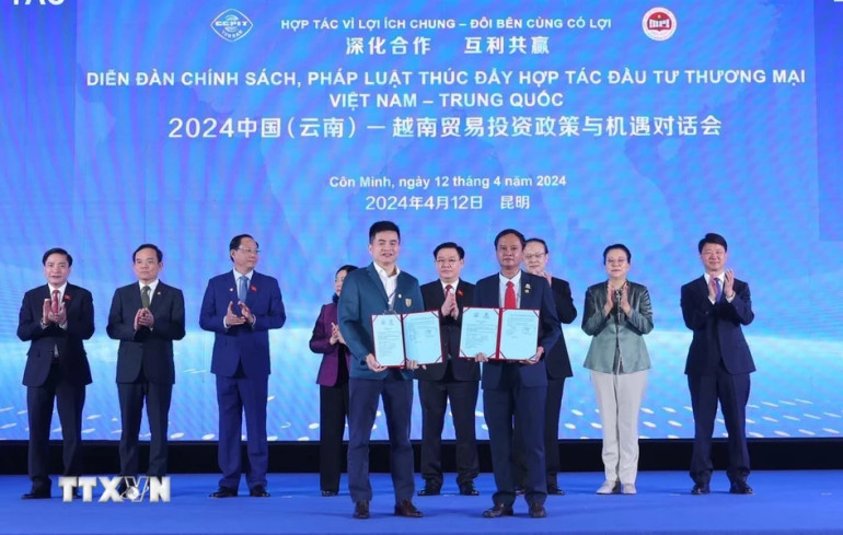 Chủ tịch Quốc hội Vương Đình Huệ chứng kiến doanh nghiệp hai nước trao đổi Biên bản ghi nhớ hợp tác. Ảnh: TTXVN.