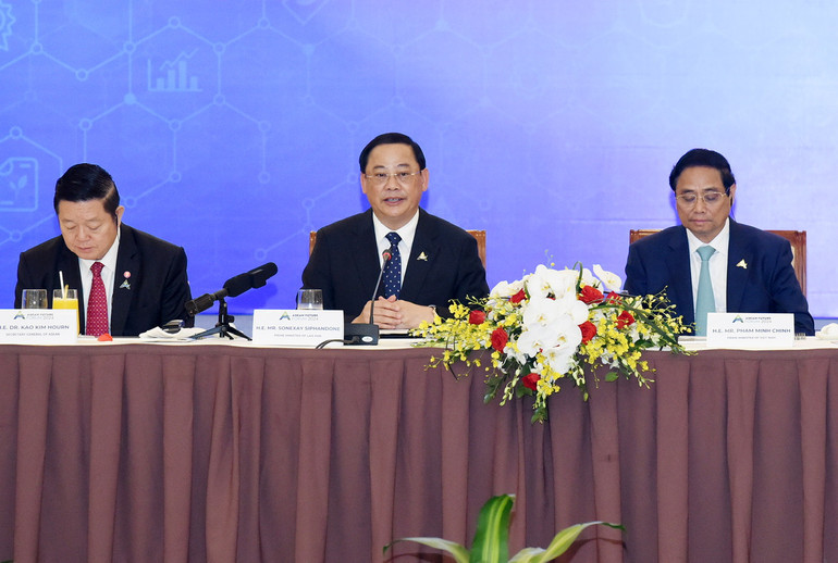 Thủ tướng Lào Sonexay Siphandone phát biểu tại toạ đàm.