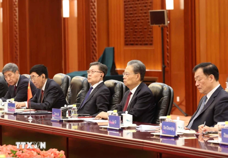 Ủy viên trưởng Ủy ban Thường vụ Nhân đại toàn quốc Trung Quốc Triệu Lạc Tế và thành viên Đoàn Trung Quốc tại cuộc hội đàm. Ảnh: TTXVN