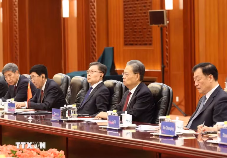 Ủy viên trưởng Ủy ban Thường vụ Nhân đại toàn quốc Trung Quốc Triệu Lạc Tế và thành viên Đoàn Trung Quốc tại cuộc hội đàm. Ảnh: TTXVN