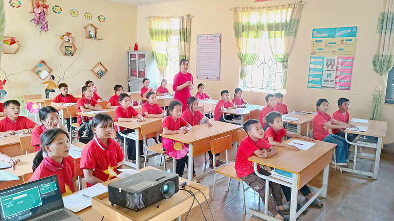 Cô giáo Bùi Thị Cẩm Chính trong một giờ dạy tại trường Phổ thông dân tộc bán trú tiểu học Ta Ma.